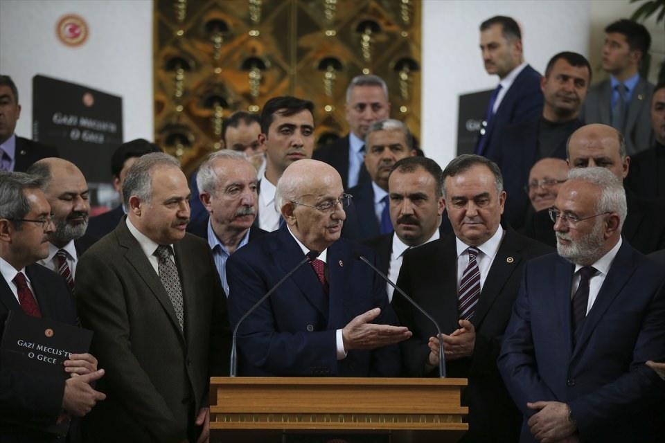 <p>Bir tarafta Daeşistan, Kürdistan, Ermenistan, bir bölüm kalmış Türkiye'ye, birbirini boğazlayan insanlar... Suriye bize geldi, biz nereye gideceğiz? Allah bizi korudu. Cumhurbaşkanımızın halkı meydanlara çağırması fevkalede bir hadise oldu, büyük payı var.</p>
