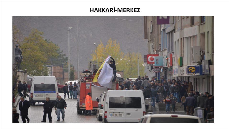 <p>Hakkari Bulvar Caddesi'nde HDP tarafından 1 Kasım 2014'te "Kobani'ye destek" adı altında miting düzenlendi Miting ve yürüyüş sırasında, belediye karşısına gelen Hakkari Belediyesine ait </p>
