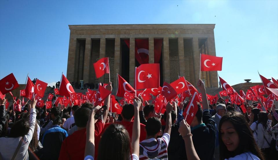 <p>19 Mayıs Atatürk'ü Anma, Gençlik ve Spor Bayramı kutlamaları çerçevesinde Anıtkabir'de tören düzenlendi. Törene çok sayıda vatandaş ellerinde Türk bayrakları ile katıldı.</p>

<p>​</p>
