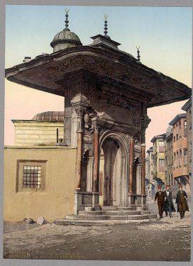 <p>Ayasofya‘nın Soğukçeşme Sokak tarafındaki giriş kapısı (1890‘lı yıllar. Elle renklendirilmiş fotoğraf)</p>