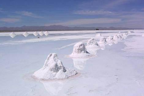 <p>Salar de Uyuni, Bolivya Salar de Uyuni, Bolivya’nın güneybatısında kalan dev bir tuz gölü. Gölün özelliği, sadece bir karış yüksekliğindeki suların gökyüzünü bir ayna gibi yansıtması. Bu özelliği Salar de Uyuni’yi dünyanın en büyük yer aynası haline getiriyor.</p>