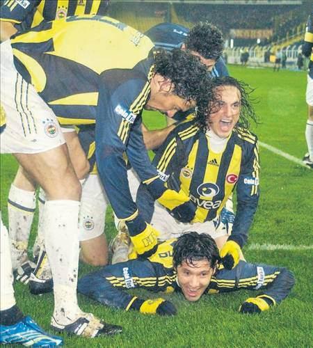 11- Galatasaray 0 - Fenerbahçe 1 -- 8 Kasım 1992 -- Birkaç gün öncesinde bir taraf Avrupa'da tur atlama sevinci, diğer tarafta da hezimete uğrama hüznü vardı. Galatasaray Eintracht Frankfurt'u elemiş, Fenerbahçe ise adı sanı duyulmamış Sigma Olomouc'a 7-1 yenilmişti.