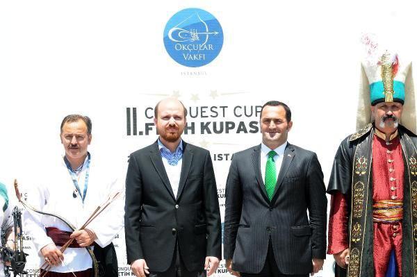 Geleneksel Ok Hocası tarafından atış y&uuml;z&uuml;ğ&uuml; takılan Bilal Erdoğan ceketini &ccedil;ıkararak atış yaptı. 