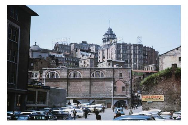 <p>Indiana Üniversitesi, Charles W. Cushman fotoğraf koleksiyonundan eski İstanbul fotoğrafları çıktı. Günümüze kıyasla daha tenha görülen İstanbul'un bu fotoğrafları 1965 yılında çekilmiş.Indiana Üniversitesi, Charles W. Cushman fotoğraf koleksiyonundan eski İstanbul fotoğrafları çıktı. Günümüze kıyasla daha tenha görülen İstanbul'un bu fotoğrafları 1965 yılında çekilmiş.</p>