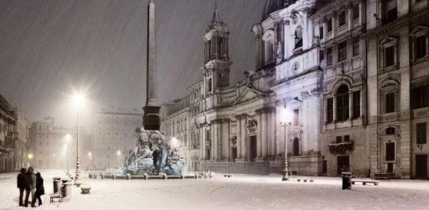 Piazza Navona'da alışılmadık bir kar fırtınası - luigi Vaccarella