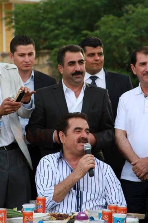 uzey Irak Zaho’da aile dostu İş Adamı Ali Yasak ile birlikte bin 600 konutluk inşaat projesini yapan Urfalı ünlü sanatçı İbrahim Tatlıses uğradığı saldırıdan dolayı geçirdiği rahatsızlığın ardından ilk kez eline mikrofonu alarak ‘Urfalıyam Ezelden’ türküsünü söyledi.