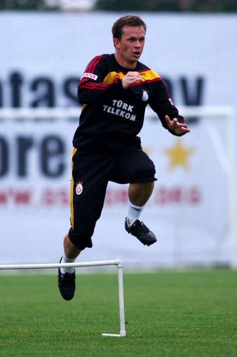 <p><strong>TOBIAS LINDEROTH</strong> <br /><br />Ülkesinde "Yılın En İyi Orta Saha Oyuncusu" seçildikten sonra 2007'de Galatasaray kadrosuna katılan Linderoth, sadece Türkiye'nin değil Avrupa'nın da en flaş transferlerinden birine imza attı. İsveçli oyuncu, tam Türkiye'ye alıştığı dönemde kalçasından sakatlanarak sezonu kapattı. 1,5 sezonda sadece 14 maç oynadı. Galatasaray'a gelene kadar Avrupa liglerindeki en istikrarlı oyunculardan birisi olan Linderoth burada sakatlıklardan bir türlü kurtulamadı. Yaşadığı sakatlıklar ve bunlara bağlı olarak geçirdiği operasyonlar nedeniyle 2.5 sezon Florya'daki sağlık merkezinde rehabilitasyon süreci geçiren Linderoth'un sözleşmesi 2009-2010 sezonu devre arasında tek taraflı olarak feshedildi. Linderoth ülkesinde de futbola bir türlü geri dönüş yapamayınca 12 Kasım 2010 tarihinde futbolu bıraktığını açıkladı.</p>
