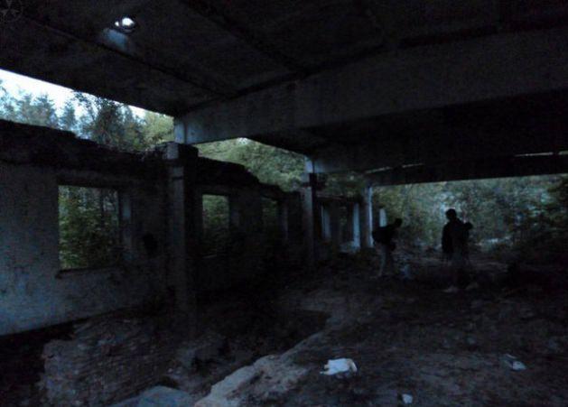 Kazanın &uuml;zerinden yıllar ge&ccedil;ti. Reakt&ouml;re yakın yerlerde hala y&uuml;ksek oranda radyasyon tespit ediliyor.