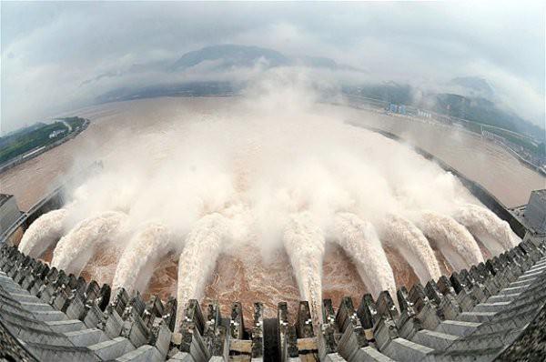 <p>En büyük baraj Çin'deki 3 Boğaz Barajı 22,5 gigawatt elektrik üretme kapasitesine sahip.</p>

