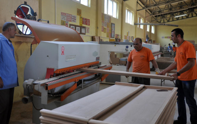 Mobilya at&ouml;lyesinde yapılan yapılan b&uuml;ro malzemeleri T&uuml;rkiye'nin bir &ccedil;ok ilindeki adliyelere g&ouml;nderiliyor.