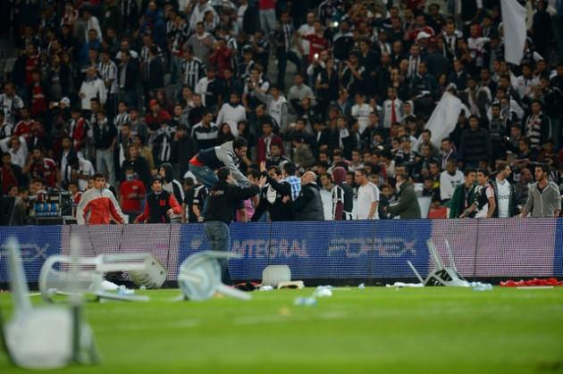 <p>MARCA: T&uuml;rk taraftarlar Beşiktaş-Galatasaray derbisi sırasında sahayı işgal etti. Bu olaylar ne yazık ki T&uuml;rk futbolu i&ccedil;in olağan hale geldi. Sahaya binlerce taraftarın girmesinin ardından 2-1 Galatasaray &uuml;st&uuml;nl&uuml;ğ&uuml;yle devam eden karşılaşma durduruldu. T&uuml;rk futbolunun imajına bir kez daha darbe indi. &Ccedil;atışma Felipe Melo'nun oyundan ihra&ccedil; edilmesinin ardından başladı. Brezilyalı oyuncu soyunma odasına giderken tiş&ouml;rt&uuml;n&uuml; taraftarlara g&ouml;sterdi. Oyuncular bir s&uuml;re soyunma odasında bekledi ve en mantıklı karar olan ma&ccedil;ın ertelenmesi kararlaştırıldı.</p>