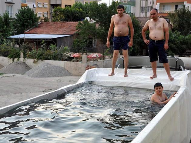 Havaların çok sıcak olması nedeniyle akaryakıt istasyonu çalışanlarının doğal olarak zorlandıklarını ve verimlerinin düştüğünü belirten Ali Aydın şunları anlatı: