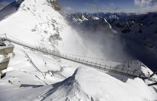 Avrupa'nın en yüksek asma köprüsü olan "Titlis Cliff Walk"un yapımı beş ay sürdü ve bir milyon euroya mal oldu.