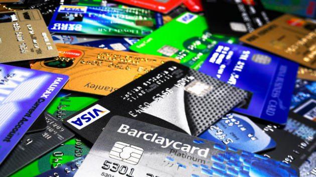<p>Bankalar tüketicilere yıllık üyelik aidatı ücret tahsil etmedikleri kredi kartı sunacak</p>