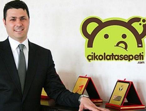 Özgür GÜR / Çikolatasepeti.com Kurucu Ortağı “Online alışverişle büyüyoruz” Türkiye’de halen her beş kişiden biri online alışveriş yapıyor. Bu oranın kısa sürede daha da artması bekleniyor. Online satış yapan çikolata markaları da bu gelişmeden payını alıyor. Pazar sürekli büyüyor, faaliyet gösteren şirketlerin sayısı artıyor. 2013’te pazarın yüzde 40 büyüyeceğini tahmin ediyoruz. Online çiçekçilik firmalara ve yeni girişimcilere önemli fırsatlar sunacak. Buna karşılık kendini yenileyemeyen firmaların pazardaki etkileri azalacak. Çikolatasepeti.com olarak 2013’te 4 milyon kişiye ulaşmayı hedefliyoruz.