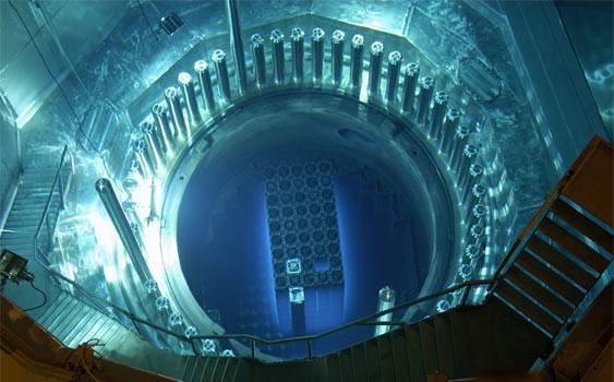 Fakat, burası İsvi&ccedil;re'deki M&uuml;hleberg N&uuml;kleer Santrali'nde bulunan bir reakt&ouml;r &ccedil;ekirdeği ve &uuml;zerindeki mavi yansıma ise g&ouml;z&uuml;n&uuml;zle g&ouml;rebileceğiniz bir radyasyon.