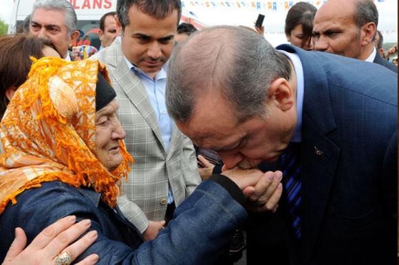 <p><strong>AK Parti'nin başarısındaki en büyük pay şüphesiz Recep Tayyip Erdoğan'a ait.</strong></p>
<p><strong>Peki bu başarının sırrı ne?<br />
<br />
Bilimsel olarak bir açıklaması yok..</strong><br />
<br />
<strong>Bazen sokakta, bazen de davet edildiği evde onlarla muhabbet seviyor.. Sokakta karşılaştığı bir çocuk onu doğum günü için evine çağırıyor, bazen de yaşlı bir teyze onu evine çay içmeye içmeye çağırıyor.</strong></p>
<p><strong>Belki de başarının sırrı bu fotoğraflarda...</strong></p>