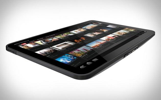 10.1 inç genişliğinde ekranı bulunan Motorola Xoom, 1280 x 800 piksel HD geniş format ekrana sahip. 5 mage piksellik kamera 720p HD kalitesinde video kayıt yapıyor.  Tablette jiroskop, barometre, dijital pusula, ivmeölçer ve ortam ışığı sensörleri gibi ek özellikler bulunuyor. Android 3.0 Honeycomb işletim sistemi kullanan cihazın batarya ömrü 10 saat.
