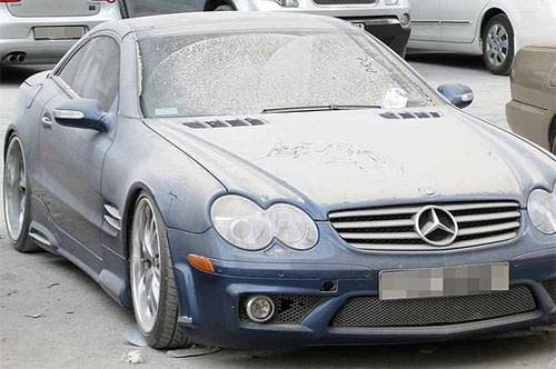 Dubai Uluslararası Havaalanı&rsquo;nın otoparkı, &uuml;lkelerinde yasal takibata uğramak istemeyen yabancıların kaderine terk ettiği birbirinden l&uuml;ks otomobillerle doldu.