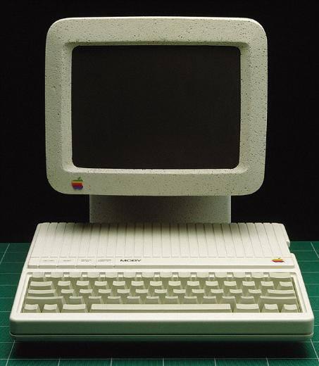 <p>Hatta 28 yaşındaki Steve Jobs’un yönettiği şirket 1982 yılında ürettikleri bilgisayarların kötü tasarımları yüzünden bir krizin eşiğine dahi gelmiş</p>

