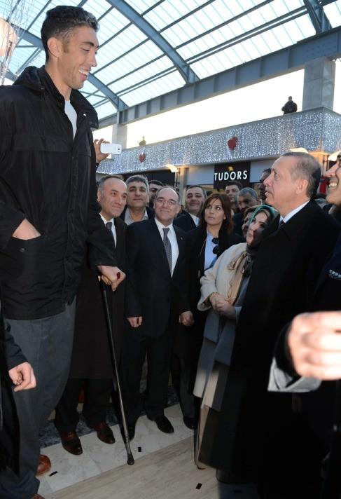 Kızıltepe'de bir alışveriş merkezinin a&ccedil;ılışını da yapan Başbakan, d&uuml;nyanın en uzun boylu adamı olan Mardinli Sultan K&ouml;sen ile bir s&uuml;re sohbet etti.