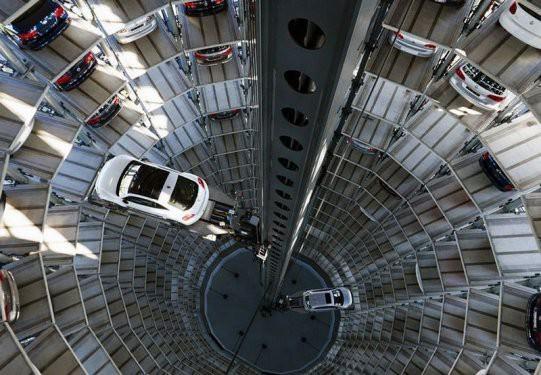 <p>Volkswagen marka otomobillerin yer aldığı, ziyaretçilerin test sürüşü yapabildiği, araç alabildiği, ürün tanıtımlarının yapıldığı ve daha birçok aktivitenin mümkün olduğu Autostadt'ın şüphesiz en ilgi çekici özelliği iki kuleden oluşan, 60'ar metre yükseliğinde ve 400'er araç kapasitesine sahip kuleleri.</p>
