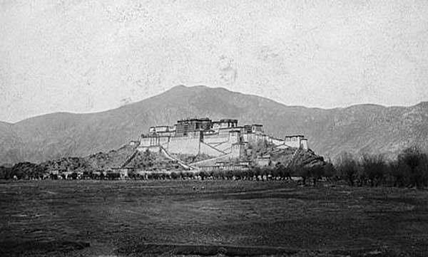 <p>National Geographic’te yayınlanan ilk fotoroman 1905′de Tibet’in Lhasa bölgesine yapılan turda çekilen fotoğraflar yayınlandı. Kaynak: Dünyanın ilk fotoğraf çekimleri fotoğraf tarihi fotoğraf belgeseli</p>