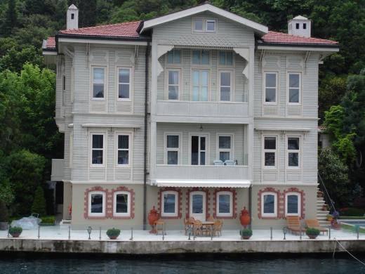 HACI AHMED BEY YALISI Osmanlı’yı otuz üç yıl yöneten II. Abdülhamid döneminde yapılan bina Ramazanoğlu ailesine aitti. Ailenin çocuklarından Saha Ramazanoğlu’nun sünnet düğününe Atatürk de katılmış. 1996 yılında yalıyı Sezginler Gıda’nın sahibi Sezgin Elmas satın aldı