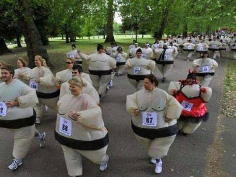 <p><strong>En ilginç rekorlar</strong><br />
<br />
Londra´da Sumo kıyafetleriyle 5 kilometre koşu yapan en kalabalık grup.</p>