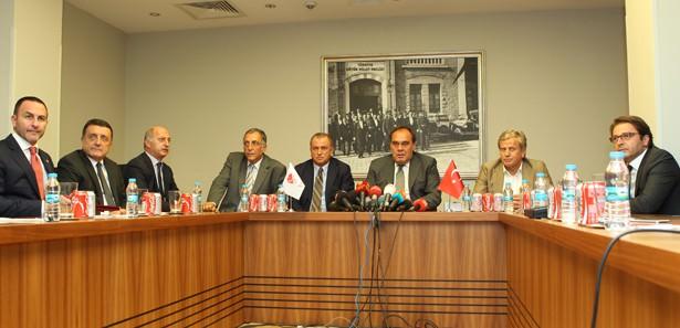 <p><strong>21 Ağustos - Saat 08:30</strong></p>
<p>Abdullah Avcı'nın 17 Kasım 2011'de başladığı milli takımlar b&uuml;nyesindeki g&ouml;revlerinden ayrılmasının ardından Galatasaray Teknik Direkt&ouml;r&uuml; Fatih Terim'le bizzat evinde g&ouml;r&uuml;şen Futbol Federasyonu (TFF) Başkanı Yıldırım Demir&ouml;ren'in, Fatih Terim'e sezon sonunda Galatasaray'dan ayrılmak kaydıyla 4 yıllık s&ouml;zleşme teklif ettiği &ouml;ğrenildi.</p>