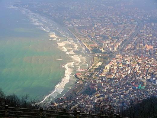 Ordu'ya Boztepe'den bakın: Doğanın tüm güzelliklerinin cömertçe sergilendiği bir ilimiz Ordu. Karadeniz'in en temiz kumu ve en uzun sahil şeridine sahip. Yeşil ile mavinin kucaklaştığı şehri, Boztepe'den seyretmenin keyfine doyum olmaz. 