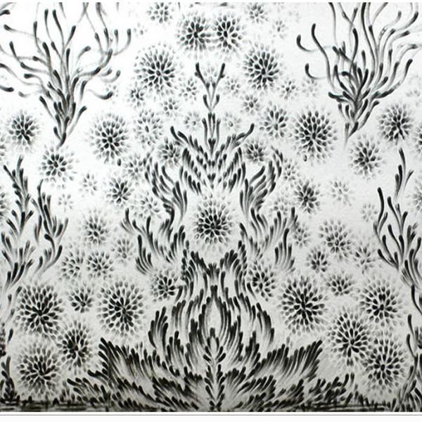 Judith resimlerini fır&ccedil;a ya da karakalemle değil parmaklarına s&uuml;rd&uuml;ğ&uuml; k&ouml;m&uuml;r tozuyla yapıyor.   