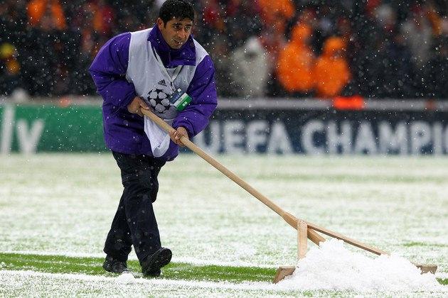 <p>Juventus&rsquo;a yakınlığıyla bilinen Tuttosport, ma&ccedil;ın ertelenmesi konusunda su&ccedil;u Galatasaray&rsquo;a atarak, &ldquo;Galatasaray teknik direkt&ouml;r&uuml; Roberto Mancini ve futbolcuları, karla kaplı statta oynamamak i&ccedil;in UEFA yetkililerine baskı yaptı. Oysa Juventus hazırdı&rdquo; ifadelerini kullandı. La Gazzetta dello Sport ise Juventus&rsquo;lu oyuncuların ma&ccedil;a devam etmek istemediğini &ouml;ne s&uuml;rd&uuml;.</p>