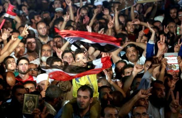 <p>Mısır'ın başkenti Kahire'de Rabiatul Adeviyye ve Nahda meydanlarında askeri cuntaya karşı oturma eylemi yapan g&ouml;stericilerin sabaha karşı dağıtılacağı kararının ardından Darbe karşıtları ve Muhammed Mursi destek&ccedil;ileri Rabiatul Adeviyye Meydanı'nda bekleyişleri s&uuml;r&uuml;yor.</p>