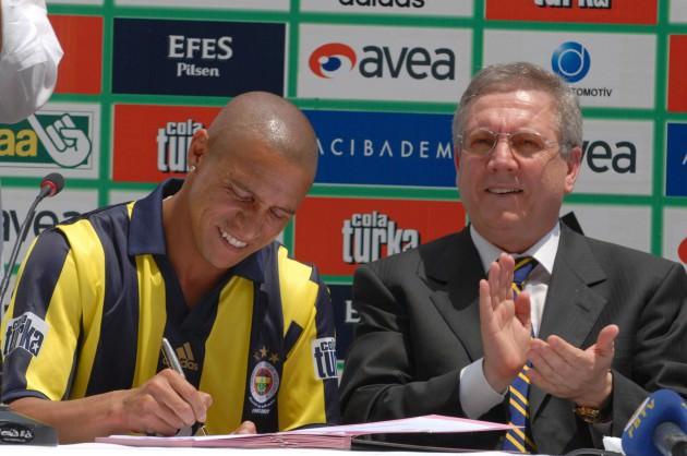 Roberto Carlos transferiyle futbol dünyasında ses getiren Fenerbahçe, Brezilyalı yıldız ile 2007 yılının haziran ayında bir yılı opsiyonlu olmak üzere iki yıllık sözleşme imzaladı.