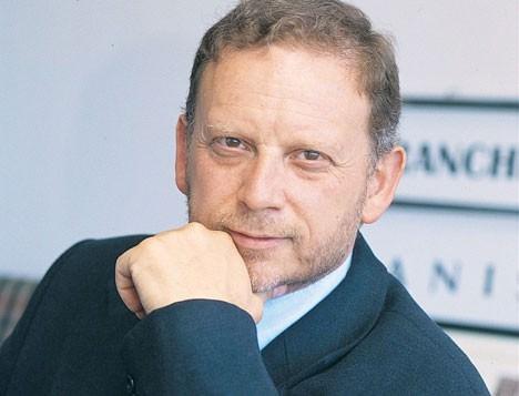 DURGUNLUK BİTECEK Danışmanlık şirketi Franchise&More’un kurucusu Osman Bilge, 2012’de adı konmamış bir kriz dönemi geçirdiğimiz düşünüyor. Bilge, “Makroekonomik göstergeler olumsuz değildi ama piyasalar durgundu. Kendi işini kurmayı planlayan küçük yatırımcılar isteksizdi” diyor. Ancak Bilge’ye göre bu durum 2013’de tersine dönecek. Sektör temsilcileri de aynı görüşte. 2013’ün ortalarına kadar bu durgunluğun sona ereceği tahmin ediliyor. Yatırım ortamının iyileşmesi elbette girişimcilerin önünü açacak. Yeni markalar ortaya çıkacak. Şirketler yeni yatırımlar yapacak. Osman Bilge, bu ortamda iş kuracakların, yatırım yapacakların elini çabuk tutmasında fayda olduğunu düşünüyor. Bilge, talep artıkça yatırım koşullarının ağırlaşacağına, markaların talep ettiği isim bedellerinin de artacağına dikkat çekiyor.