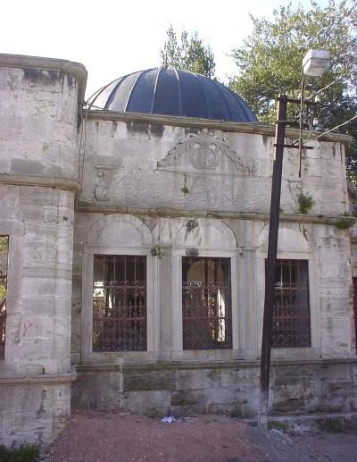 <p>Hattat Mustafa Rakım Türbesi</p>
<p>Atik Ali Paşa Camii yanı Kragümrük - Fatih</p>