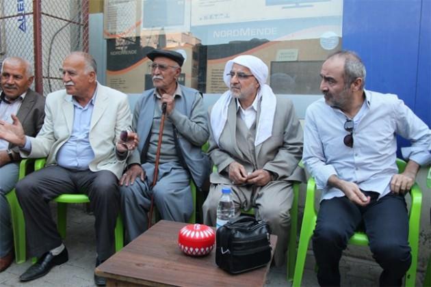 Mardin’den Cizre’ye gelen heyet ilk olarak esnafı ziyaret etti. Cizre’de Orhan Doğan Caddesi'nde esnafı ziyaret eden Akil İnsanlar Heyeti daha sonra Sanat Sokağı'nda vatandaşlarla çay içip barış süreci ile ilgili bilgi alışverişinde bulundu.