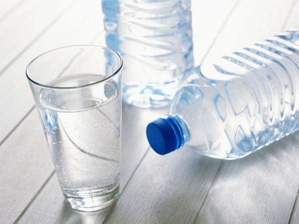 <p><strong>Su</strong><br />Büyük bir bardak su içmek metabolizmanızı %30 oranında hızlandırmaya yardımcı olur! Kilo vermek istiyorsanız günde en az 2 litre su içmelisiniz. Su, açlıkla karıştırabileceğiniz susuzluk hissini de ortadan kaldırarak yeme isteğinizin geçmesini de sağlayacaktır.</p>