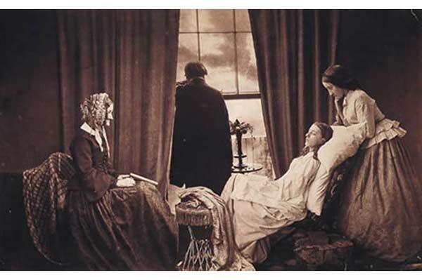 <p>Dünyanın ilk fotomontajı 1858′de Henry Peach Robinson dünyanın ilk fotomontajını yaptı. Robinson’un ilk ve en meşhur fotoğrafı beş negatiften oluşuyor. Tüberkülozdan ölen bir kızın etrafında bu komposizyonu oluşturdu. Fotoğrafın ismi “Fading Away”. Kaynak: Dünyanın ilk fotoğraf çekimleri fotoğraf tarihi fotoğraf belgeseli</p>
