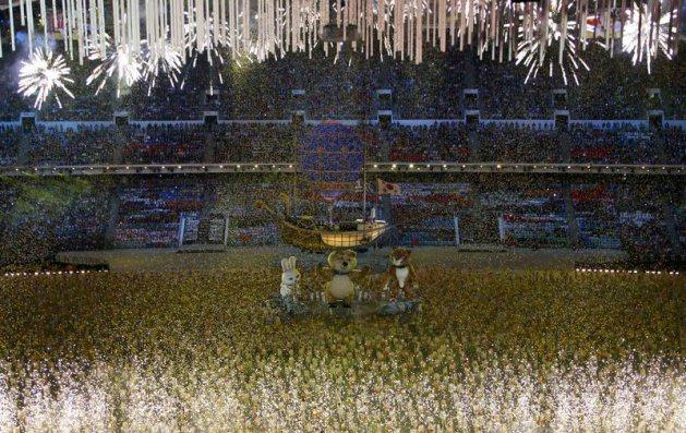 <p>Soçi Olimpiyat Parkı'ndaki 40 bin kişilik Fisht Olimpiyat Stadı, açılıştaki gibi görkemli bir törene sahne oldu. Rusya Devlet Başkanı Vladimir Putin'in de katıldığı törende, Uluslararası Olimpiyat Komitesi (IOC) Başkanı Thomas Bach, çok sayıda diplomat, IOC üyeleri ve oyunlarda mücadele eden ülkelerin olimpiyat komitesi başkanları hazır bulundu.</p>