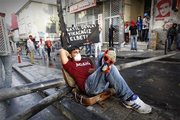 <p>Ter&ouml;ristlerin saldırı sırasında kullandıkları el yapımı bombaları nasıl temin ettikleri akıllarda soru işaretleri bıraktı.</p>