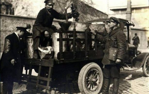 <p>Rus gaz şirketinin, işyerlerine ve bakkallara gaz dağıtan kamyoneti (1928)</p>