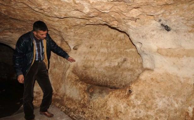 <p>Mardin Belediyesi Koruma Uygulama Denetleme Bürosu (KUDEB) Arkeoloğu Lozan Bayar, yaptığı açıklamada, 2009 yılında yer altı şehrinde bir ön keşif yapıldığını, ön keşif sonucu raporlarını Diyarbakır Bölge Anıtlar Kurulu'na gönderdiklerini kaydetti.</p>