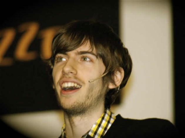 <p><strong>DAVID KARP</strong><br />
İnternet sekt&ouml;r&uuml;n&uuml;n en gen&ccedil; milyarderlerinden David Karp, meşhur blog sitesi Thumblr'ın sahibi idi. Ge&ccedil;tiğimiz aylarda sitesinin internet devi Yahoo tarafından 1.1 milyar dolara satın alınmasıyla Carp adını basında epey bir duyurdu. 26 yaşındaki gen&ccedil; girişimci ailesinin onayı ile 15 yaşında bıraktığı ve t&uuml;m vaktini Yahoo'ya sattığı sitesini geliştirmek i&ccedil;in harcadığı ortaya &ccedil;ıktı.</p>
