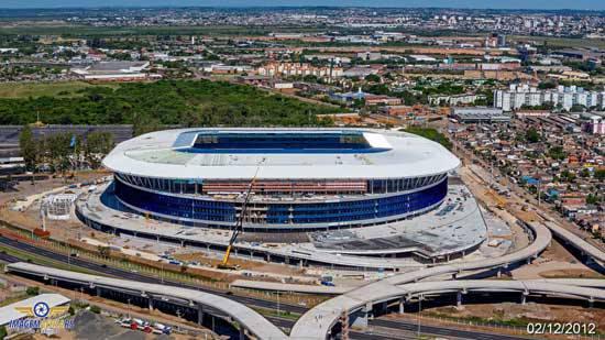 *Kul&uuml;be yakın internet siteleri ve taraftar forumları ile bloglarda konuyu tartışan Gremio taraftarları, &ldquo;Bu stadı biz T&uuml;rkiye&rsquo;deki Arena Stadı&rsquo;ndan mı &ccedil;aldık?&rdquo; şeklinde ifadeler kullandılar. İki stadın birbirinin kopyası gibi olduğunu &ouml;ne s&uuml;ren g&ouml;r&uuml;şlerde, T&uuml;rk Telekom Arena daha &ouml;nce inşa edildiği i&ccedil;in kendilerinin stadının bu stadın kopyası olduğu g&ouml;r&uuml;ş&uuml; &ouml;ne &ccedil;ıktı.  Stadın dış cephesi, trib&uuml;nler ve saha ile yanından otoyol ge&ccedil;mesi gibi bir &ccedil;ok &ouml;zelliğin tıpatıp aynı olduğu belirtildi. 