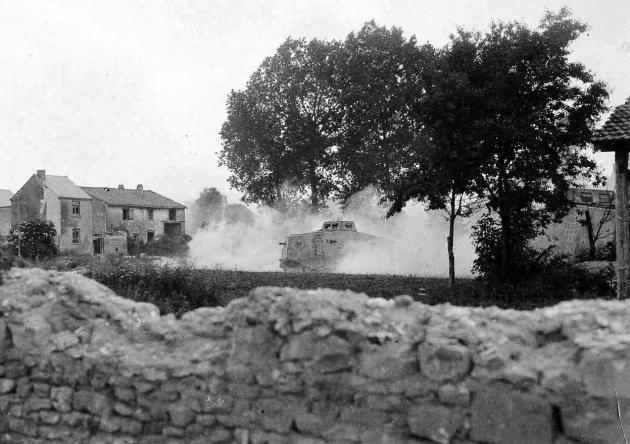 <p>29. Batı Cephesinde Alman A7V tankları Rheims yakınlarındaki bir köyden geçiyor, 1918</p>