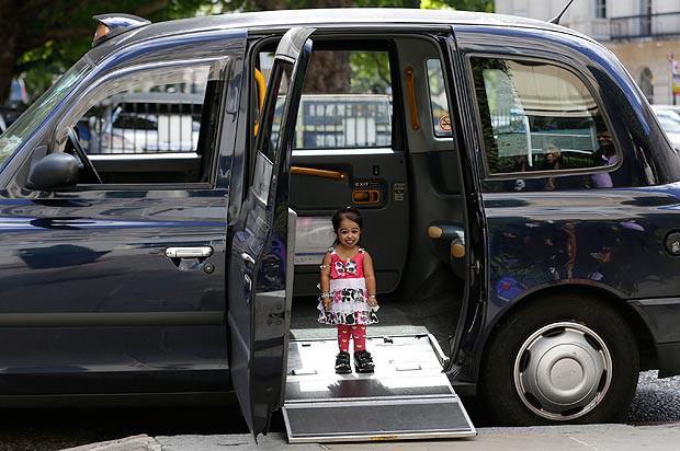 Jyoti Amge, “dünyanın en kısa boylu kadını” ünvanını 62.8 santimetrelik boyuyla alarak Guinness Rekorlar Kitabı’na girdi. Hindistan’ın Nagpur şehrinde düzenlenen törende, Amge’nin boyu Guinness Rekorlar Kitabı Hakem’i Rob Molloy ve Wockhardt Hastanesi’nden Dr. Manoj Pahukar tarafından ölçüldü. Genç kadın 69.5 santimetreyle ABD’li Bridgitte Jordan'a ait rekorun kendisine geçmesinin ardından gözyaşlarını tutamadı.