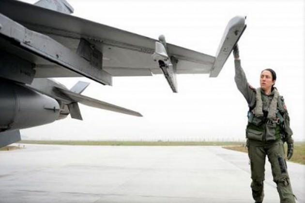 Anne pilot olmak

Anne pilotluğun, özveri istediğini ifade eden Dombay, ''3 yaşında çocuğum var. Çocuğunuza ayıracağınız vakit kısıtlı. Mümkün olduğunca onunla geçireceğim zamanı başka bir şeye aktarmak istemiyorum. Günlük 2 saatim ona kalıyor. Bizden uzak büyüyor. Bize özlem duyarak büyüyor. Uçak sesini duyduğunda 'annemin, babamın uçağı' diyor. Anne ne iş yapıyor dendiğinde, 'pilot uçuyor' diyor ama ne iş yaptığımızın henüz tam anlamıyla farkında değil'' diye konuştu.