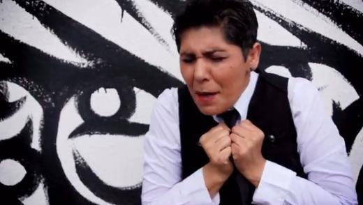 Yıllarca s&ouml;ylediği arabesk şarkılarıla adından s&ouml;z ettiren şarkıcı, yeni alb&uuml;m&uuml;nde hem tarzını hem de imajını değiştirdi.